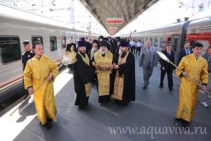 Встреча святыни, доставленной поездом из Пятигорска, состоялась на Московском вокзале.